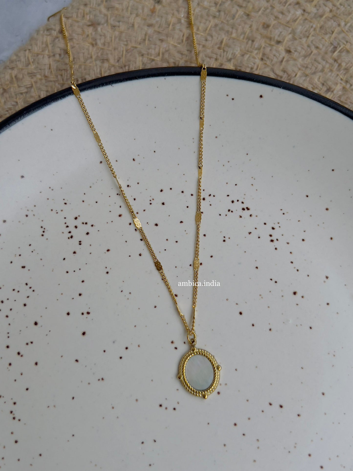 Mother Pearl oval shape necklace 18k gold plated