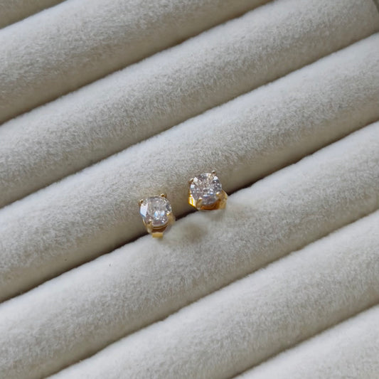 Tiny round studs earrings