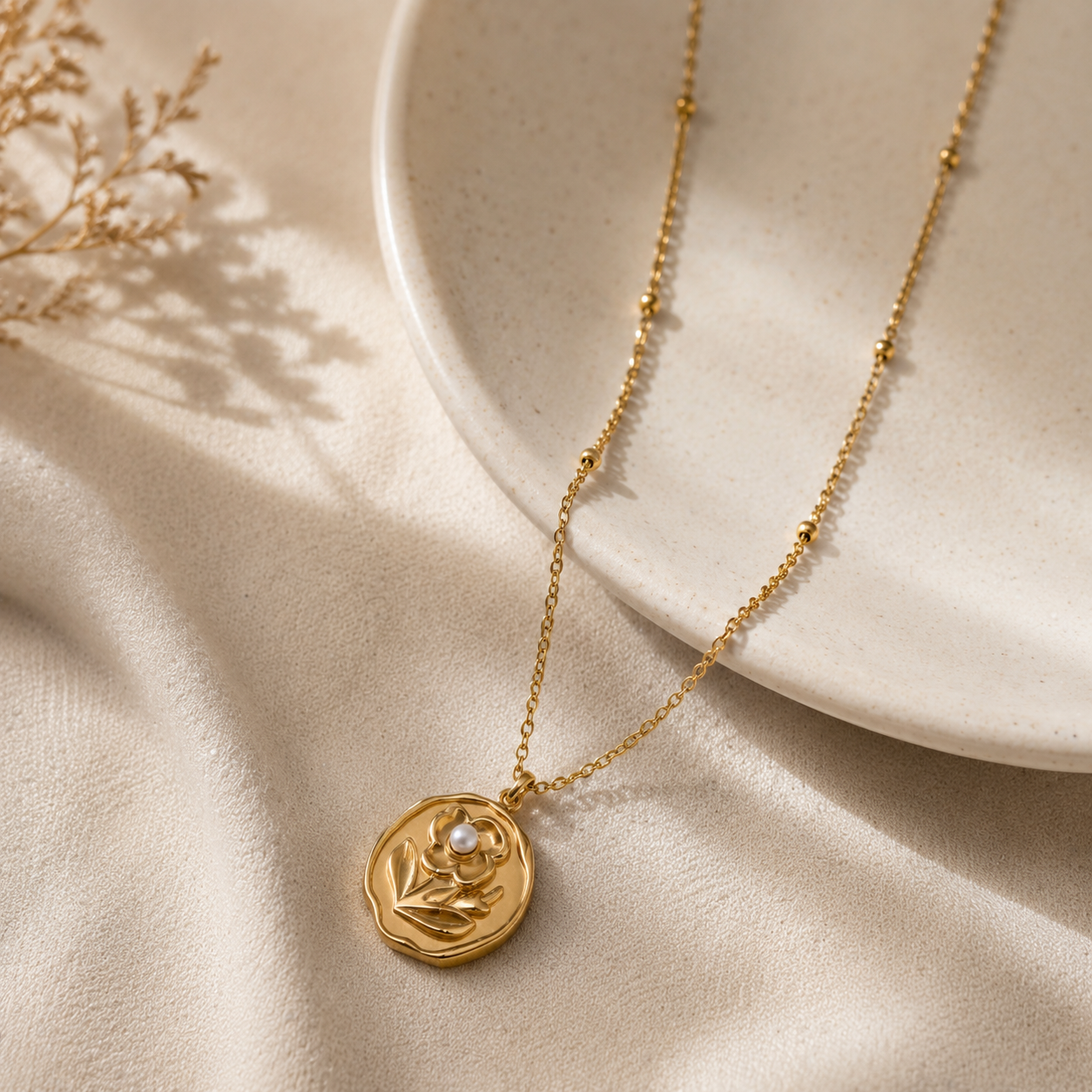 Flower pearl necklace