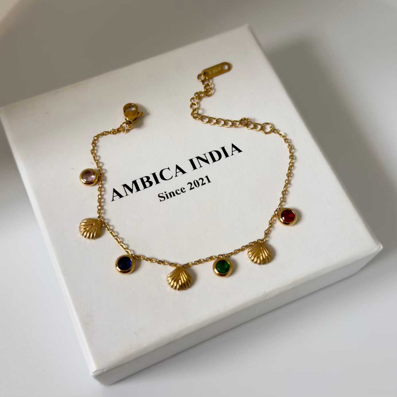 Shell with multicolour crystal bracelet