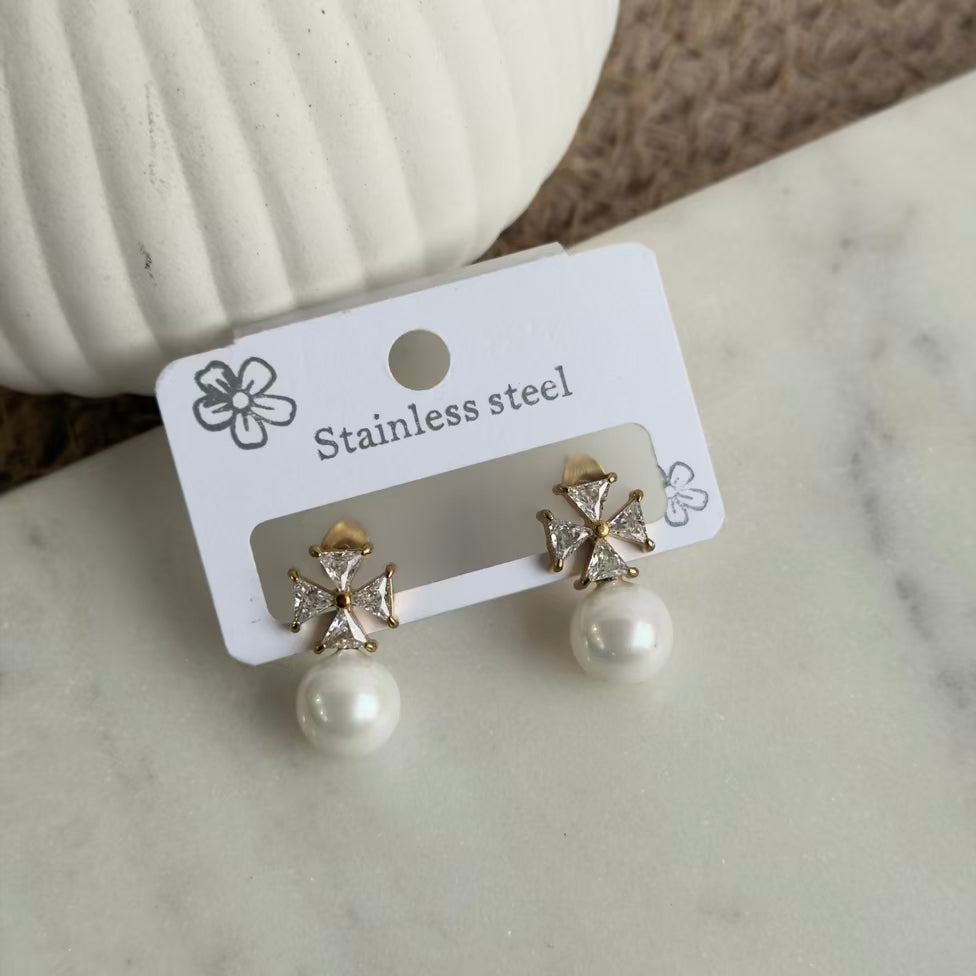 Flower pearl earrings