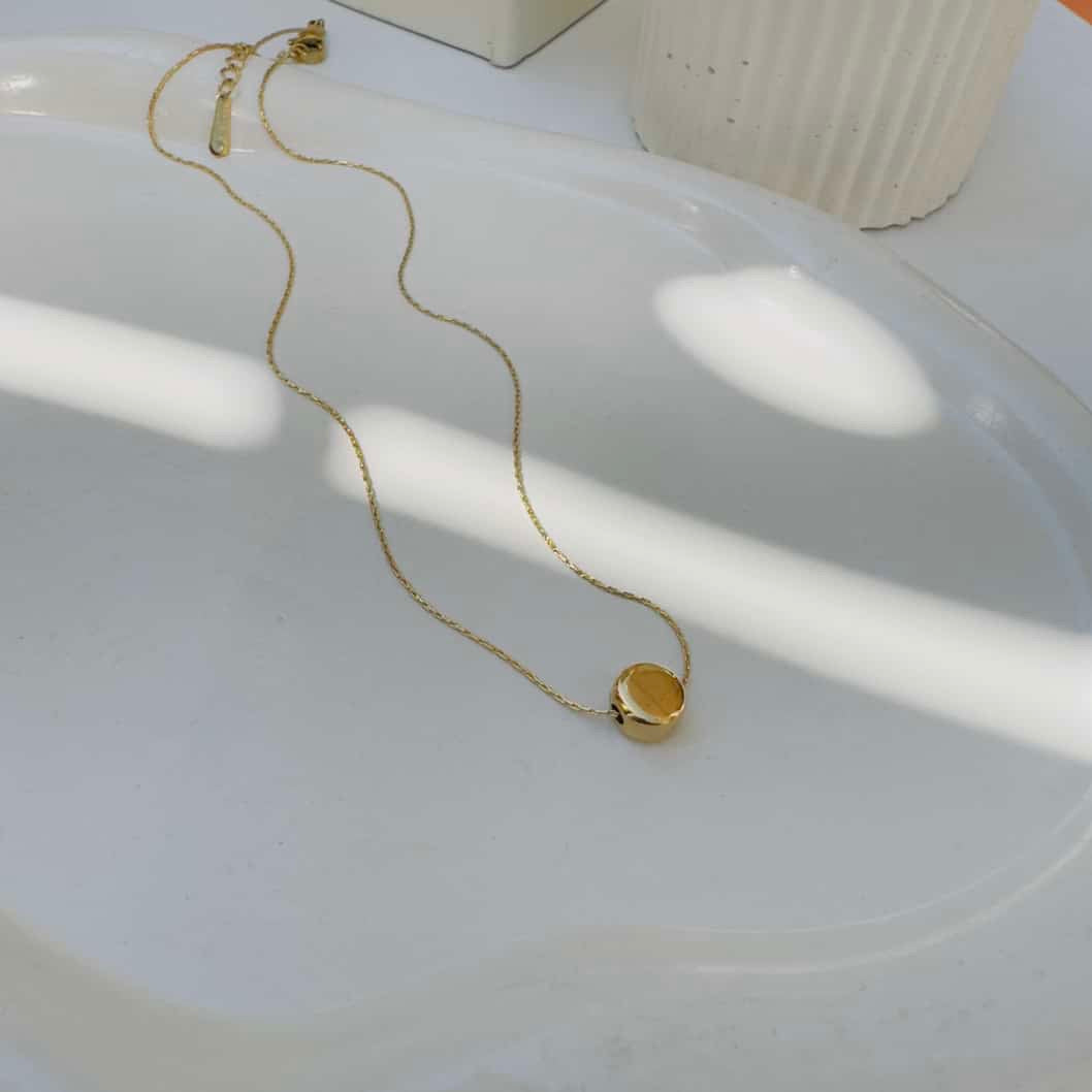 Tiny round necklace