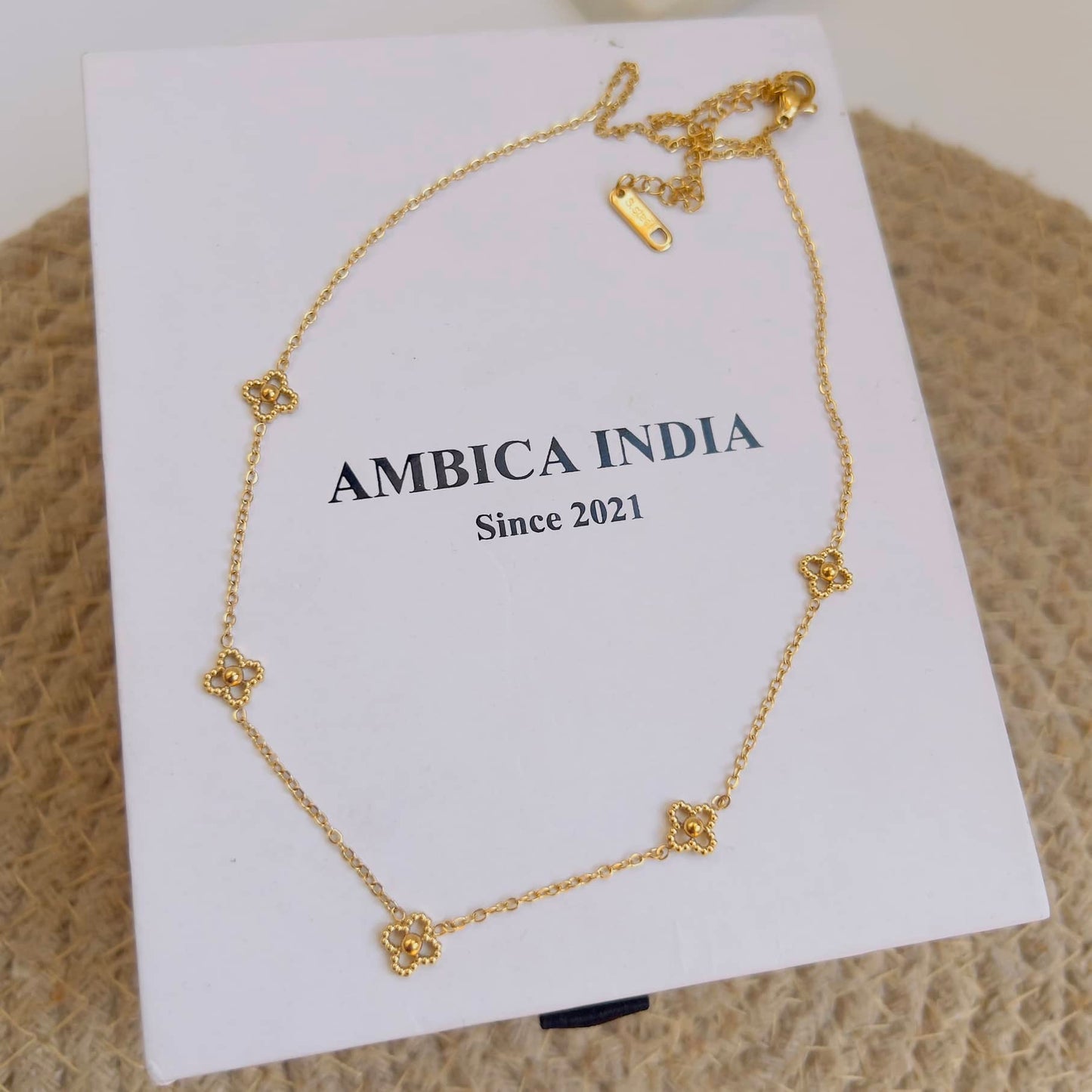 Clover minimal necklace