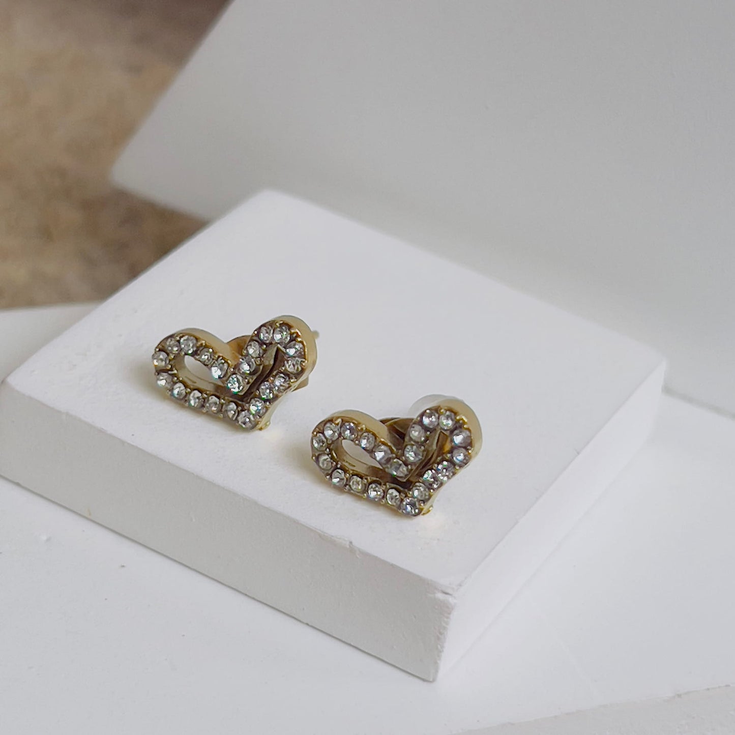 White line crystal heart earrings