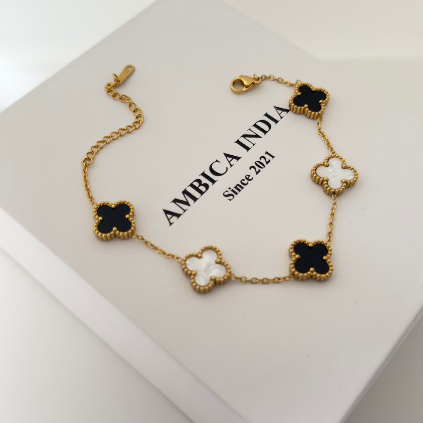 Clover black & white bracelet