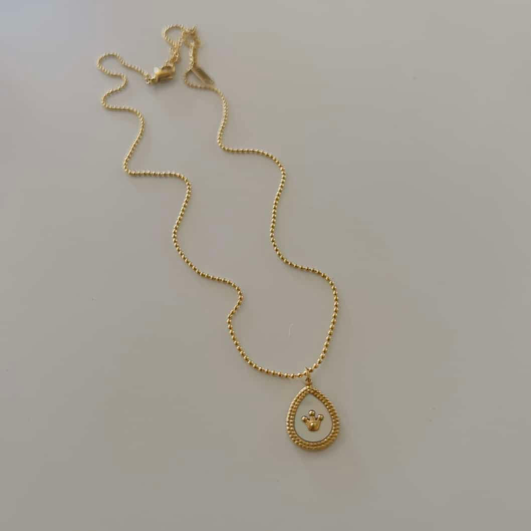 Oval crown necklace