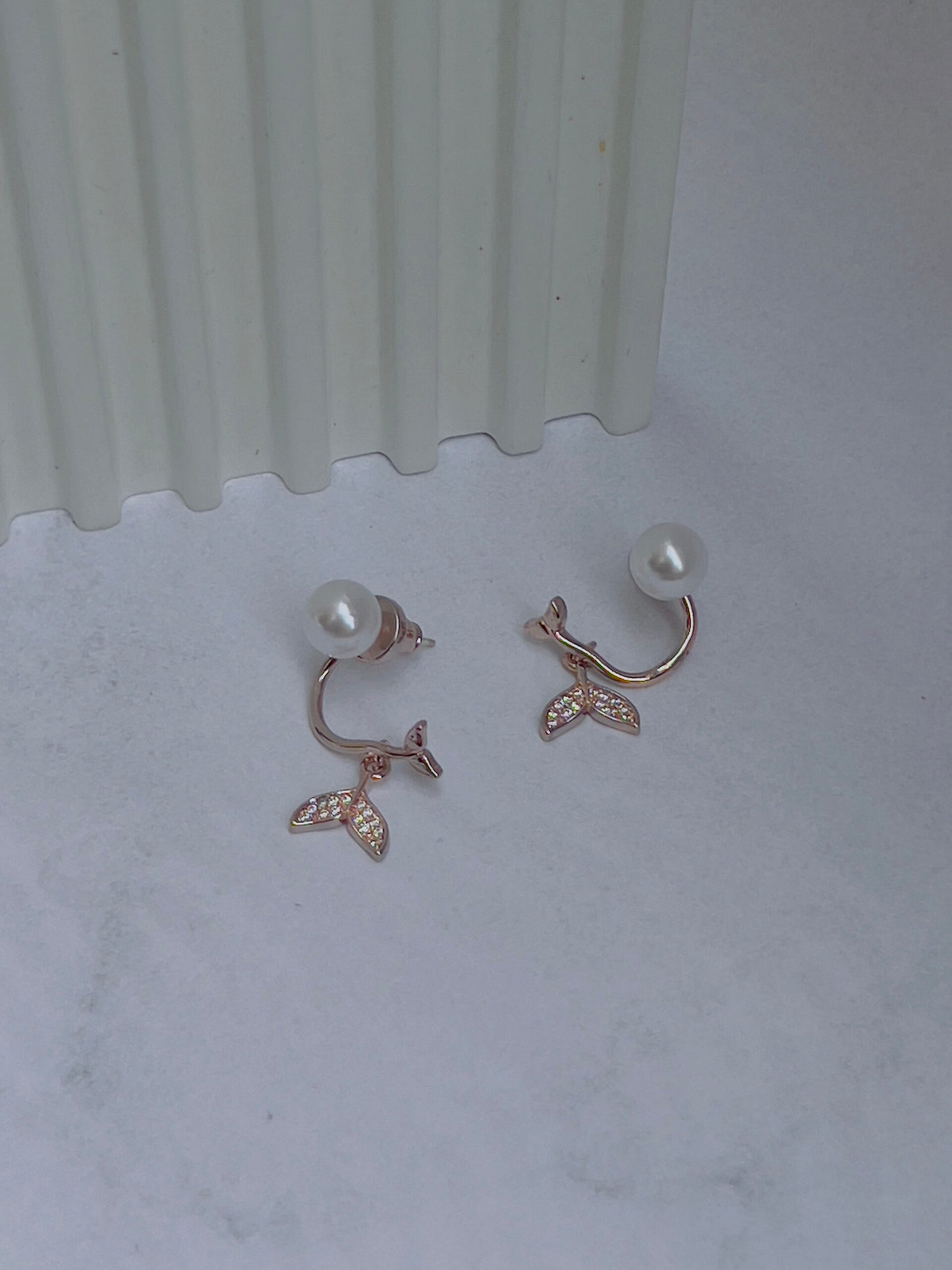 Pearl with hanging fish wings earrings