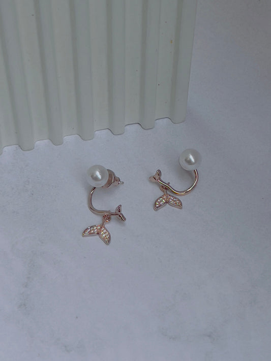 Pearl with hanging fish wings earrings