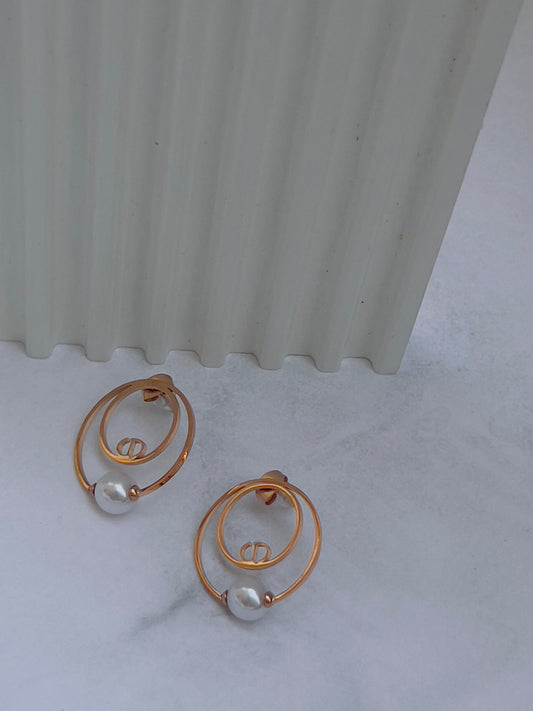 Round with peral earrings