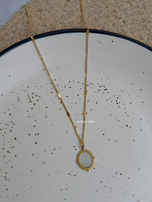 Mother Pearl oval shape necklace 18k gold plated