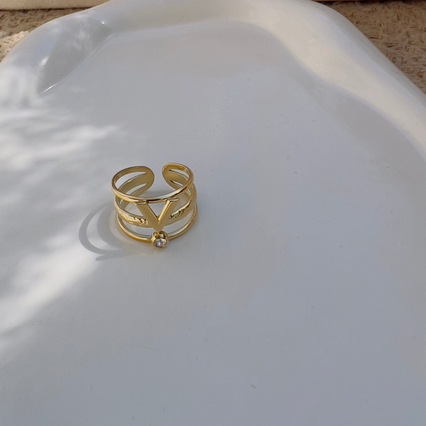 Crystal with V ring