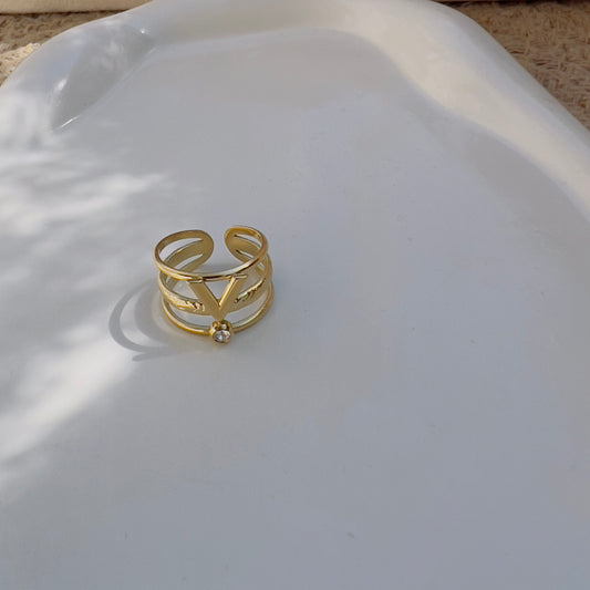 Crystal with V ring