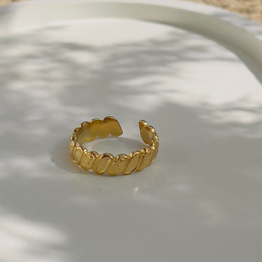 Classic band ring