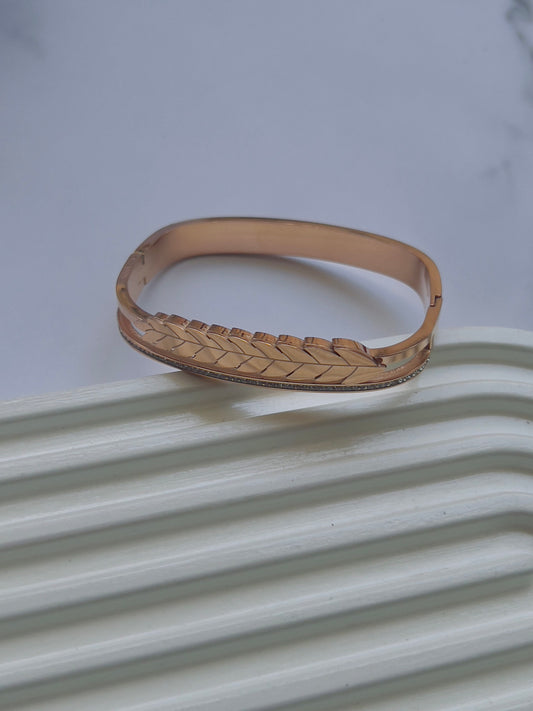Square leaf with studded bracelet