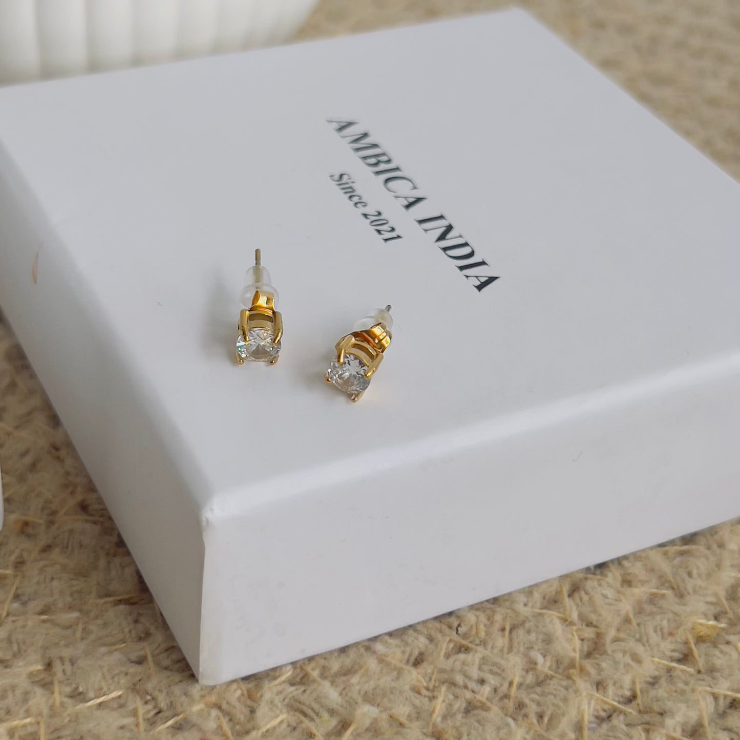 Tiny round studs earrings