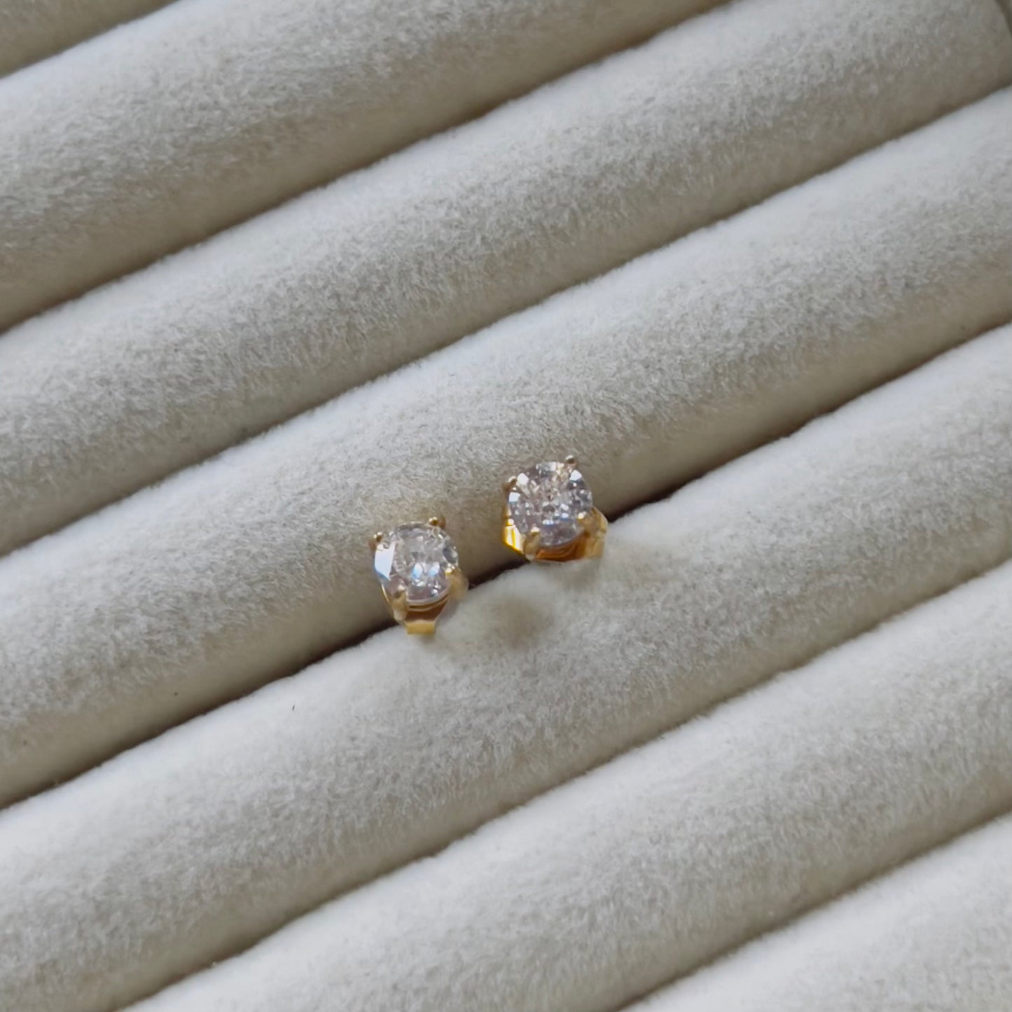 Tiny round studs earrings