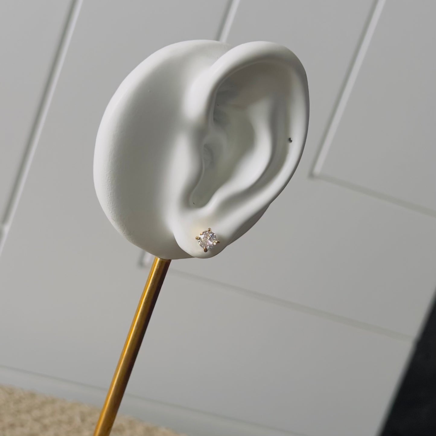Tiny round studs earrings