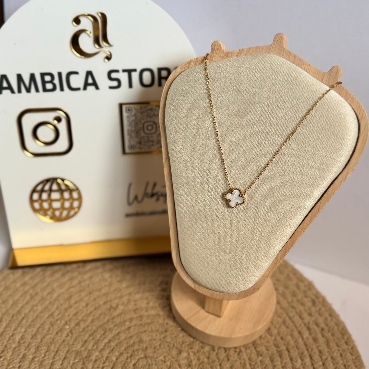 Clover white necklace