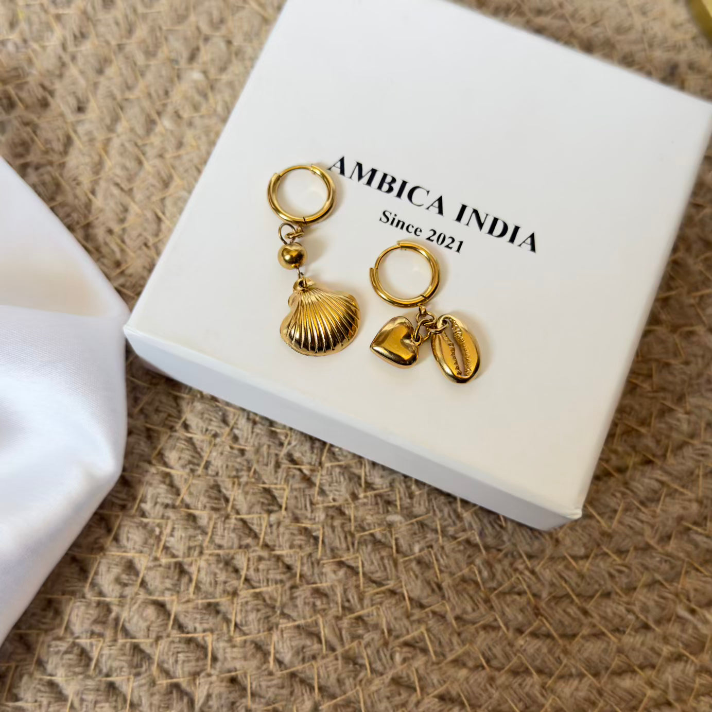 Shell heart mismatch earrings