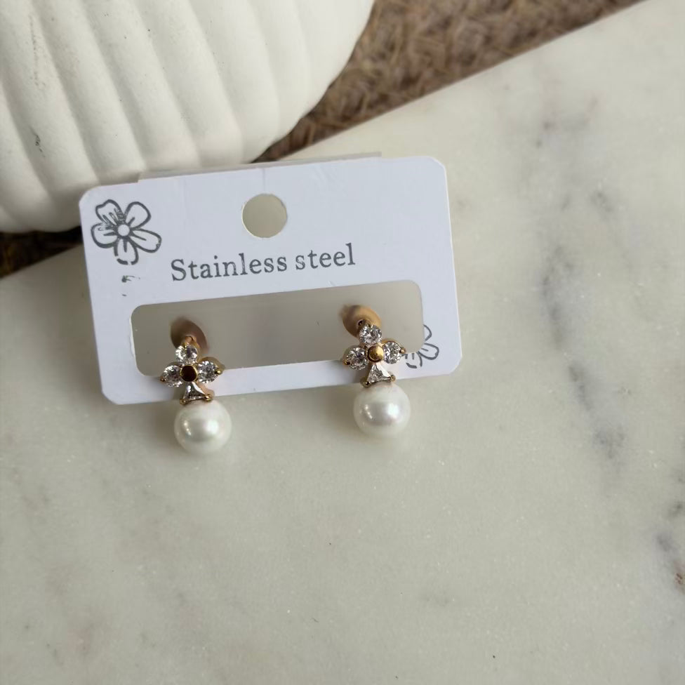 Flower pearl earrings