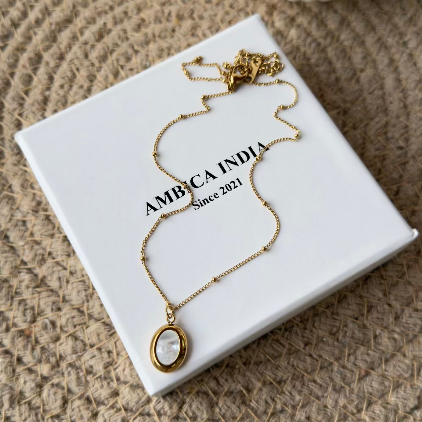 Oval mother pearl necklace