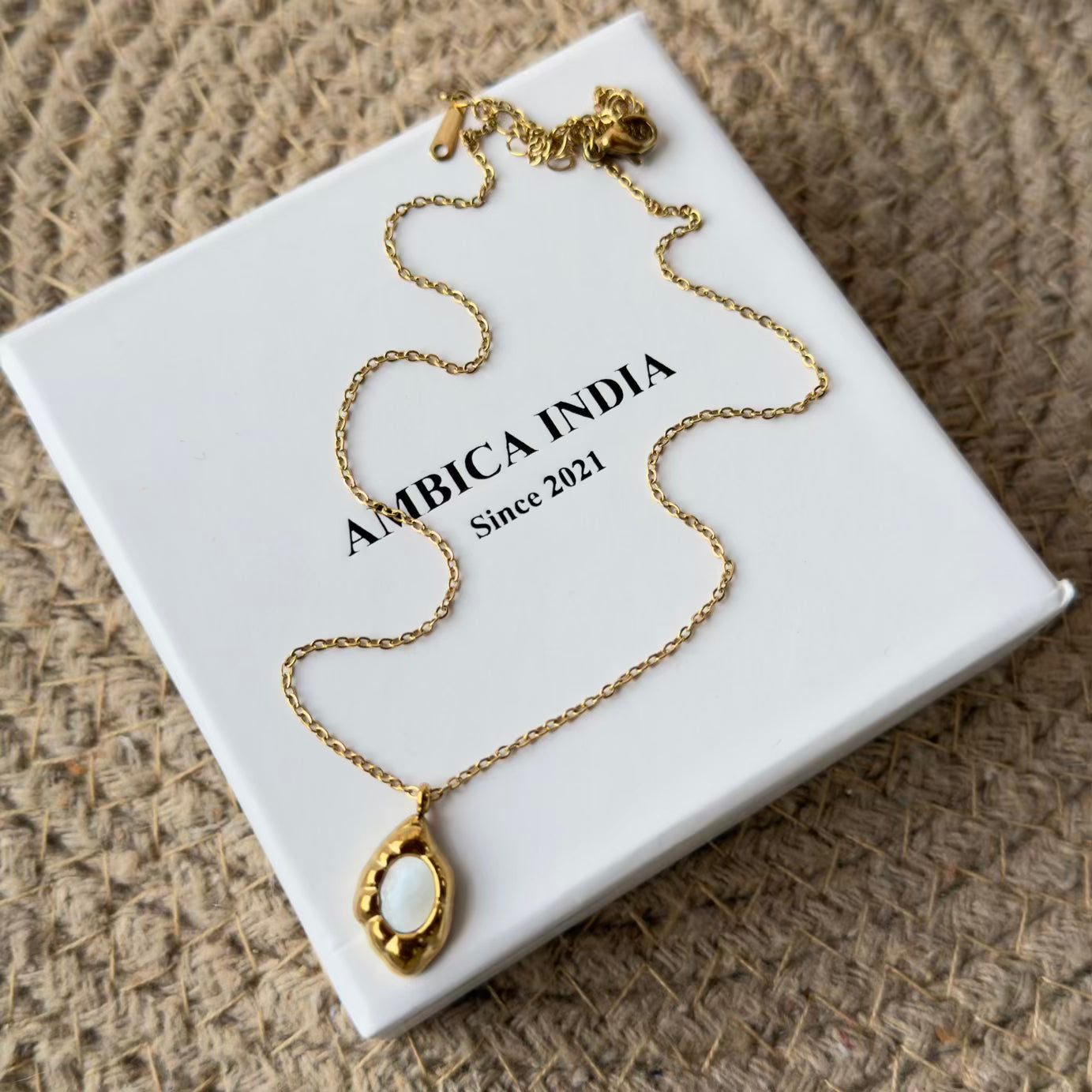 Mother pearl statement necklace