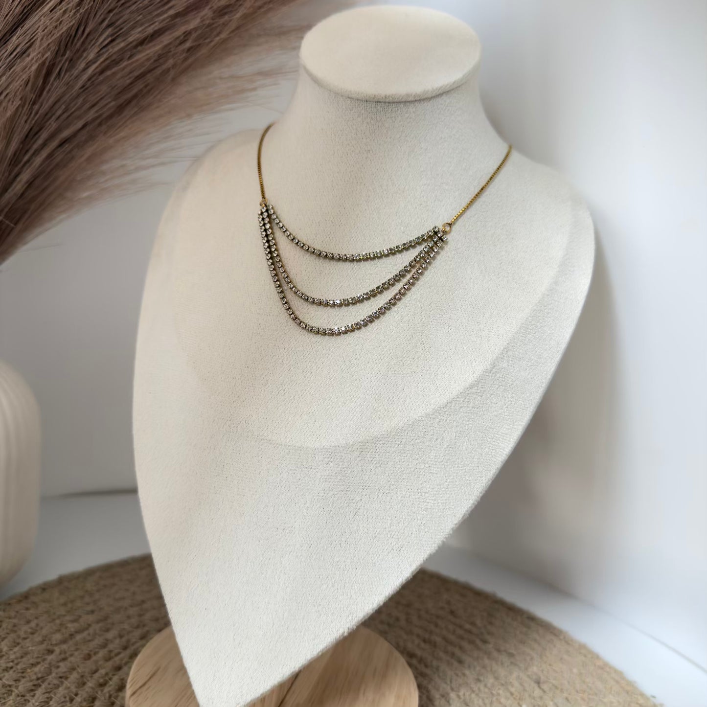 Crystal flow necklace