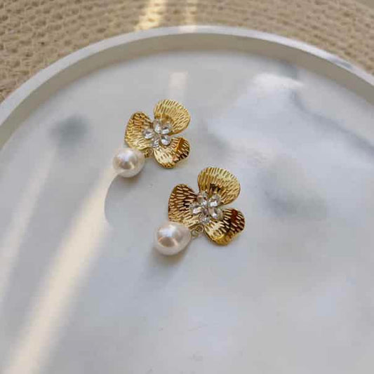 Flower pearl earrings