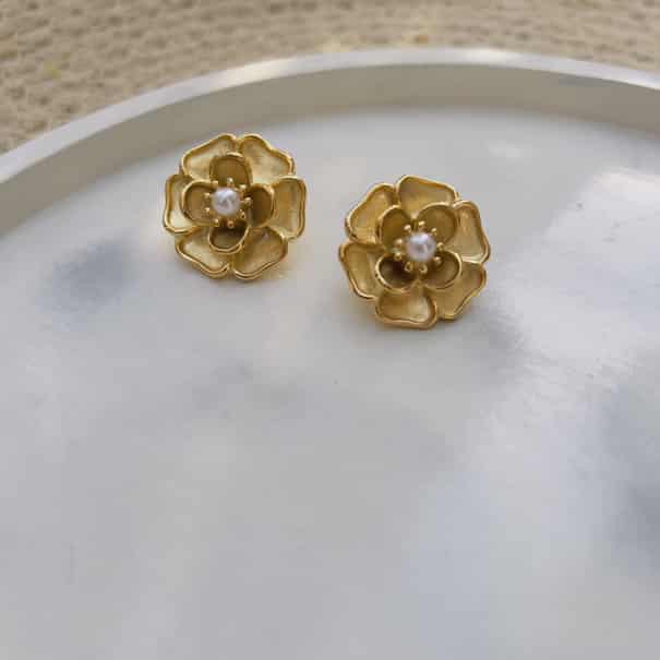 Flower with pearl earrings