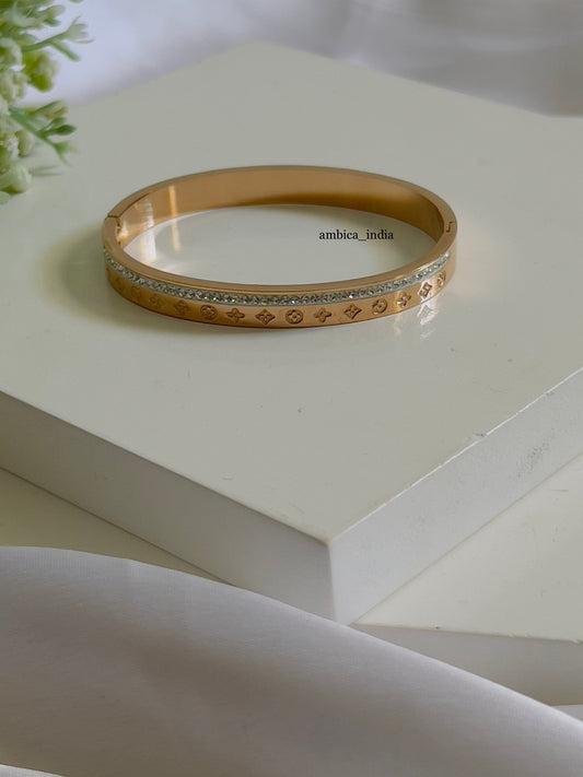 Clover with studded bracelet