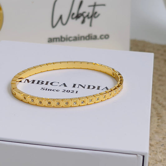 Cube with crystal bracelet