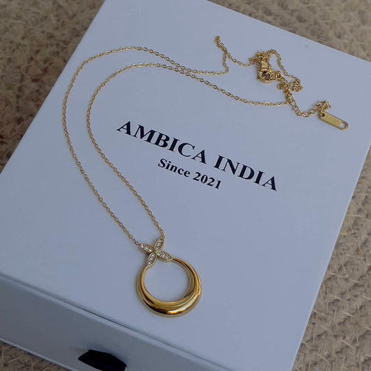 Round with flower necklace