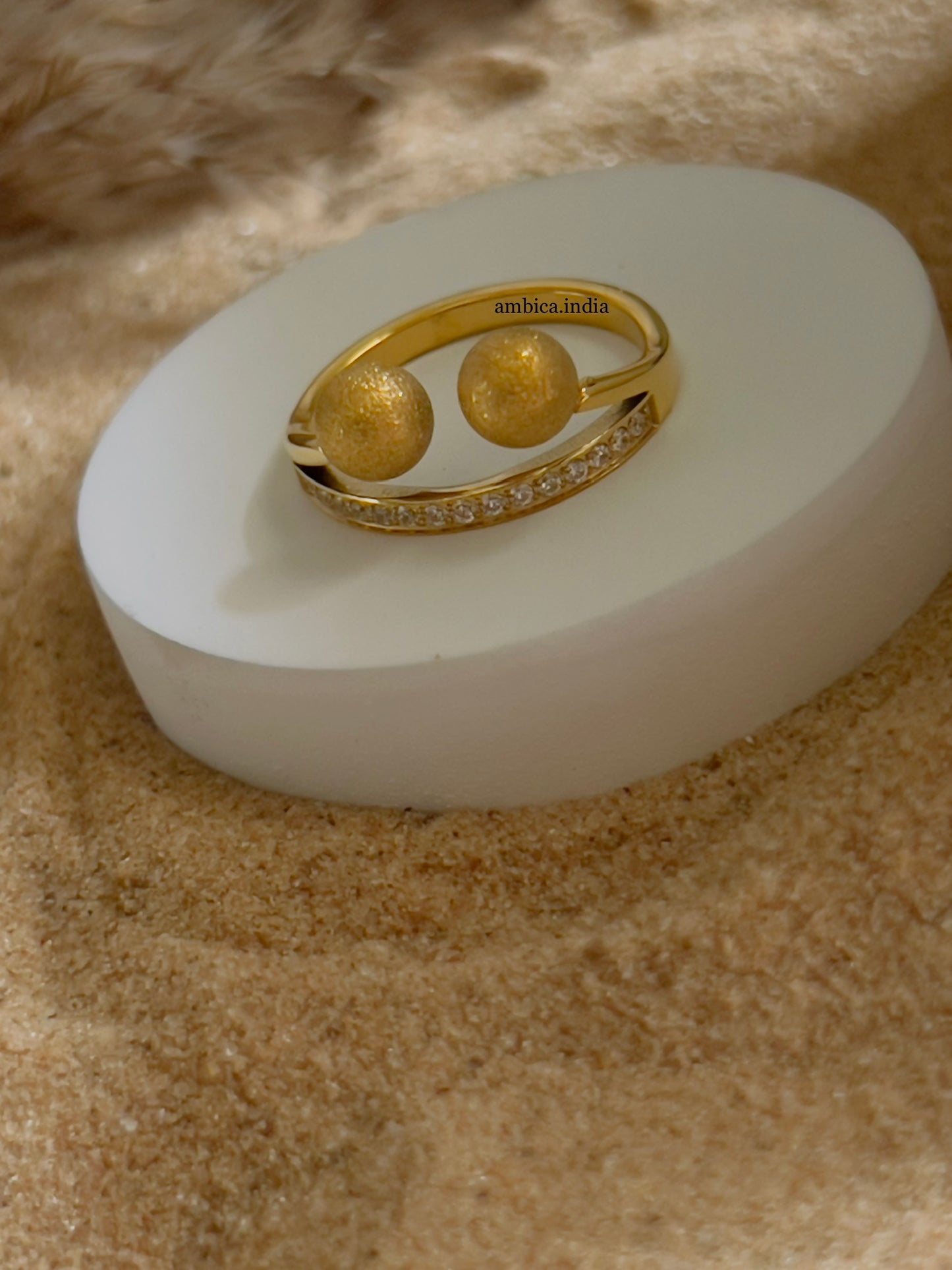 Round with studded ring gold plated