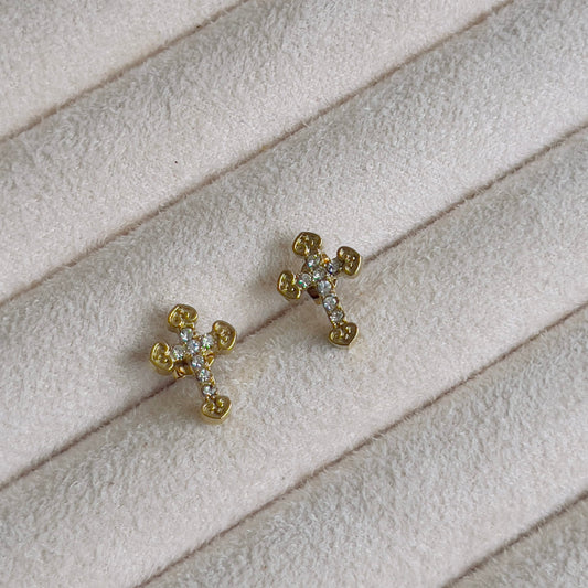 Tiny heart crops white crystal earrings